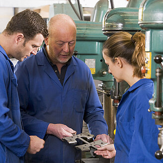 © Monkey Business Images / Fotolia Ausbildungsleiter mit zwei Azubis