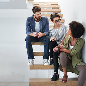 Treppe drei Kollegen – © PeopleImages / iStock.com
