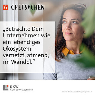 © istock-1202275312_Halfpoint-scr / iStock.com Frau schaut verträumt aus dem Fenster mit einer Kaffeetasse in der Hand, im Vordergrund ein grüner Zweig, daneben ein Zitat