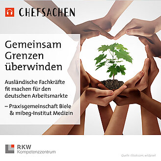 © Chefsachen-Podcast: RKW Kompetenzzentrum 2025 / iStock.com Das Bild zeigt ein aus offenen Händen gebildetes Herz, in dessen Mitte eine Pflanze wächst. Es illustriert die Podcast-Folge 51 aus der RKW-Podcast-Reihe "Chefsachen": Gemeinsam Grenzen überwinden: Ausländische Fachkräfte fit machen für den deutschen Arbeitsmarkt. Es geht um das Praxisnetzwerk Biele und das mibeg-Institut Medizin, die innovative Strategien gegen den Fachkräftemangel einsetzen.