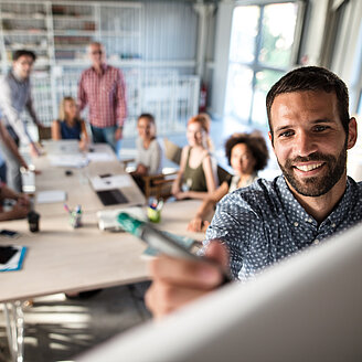 Präsentation Mann – © skynesher / iStock.com